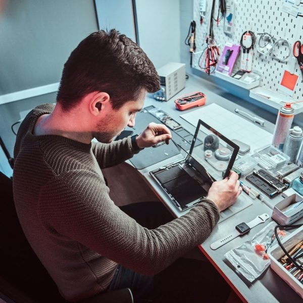the-technician-repairs-a-broken-tablet-computer-in-a-repair-shop.jpg